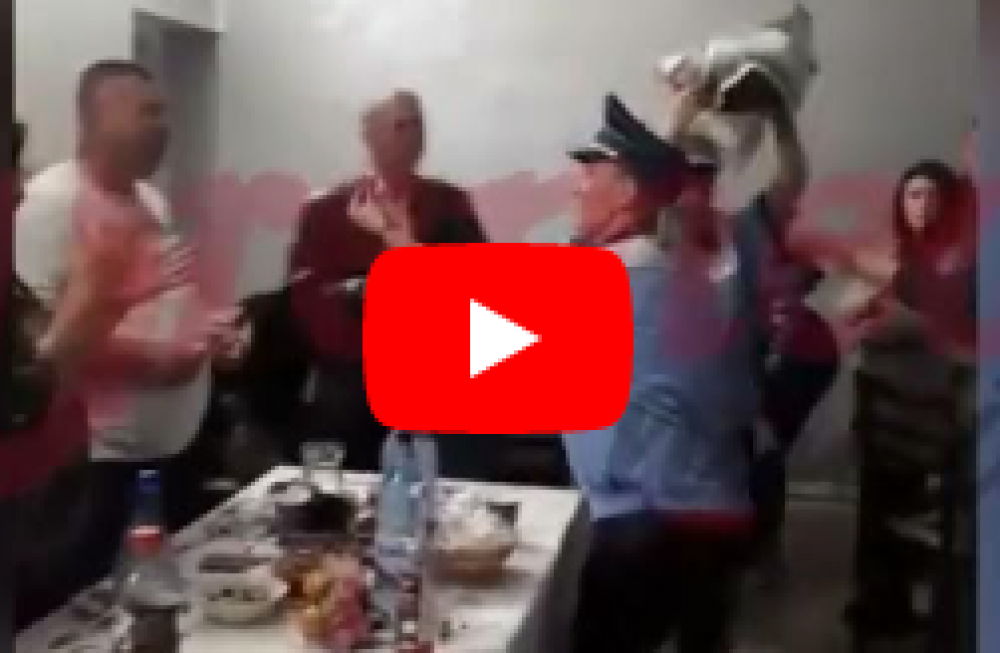 Două infirmiere s-au ales cu dosar penal după ce au dansat îmbrăcate în uniforme de polițist la o petrecere la Vaslui
